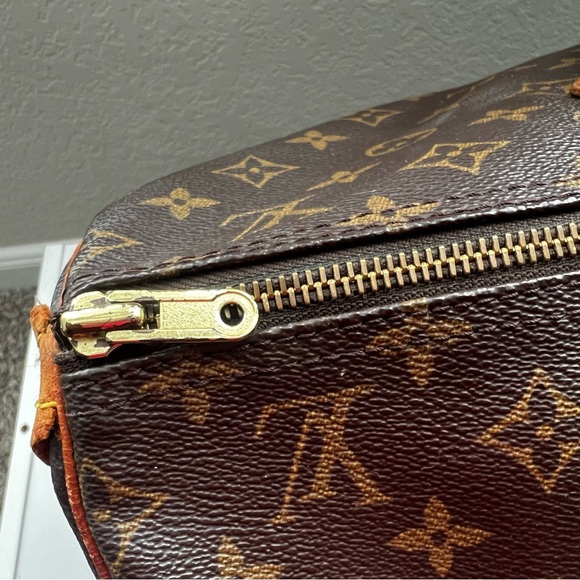 Louis Vuitton Speedy 40 Handbag - Picture 9 of 11